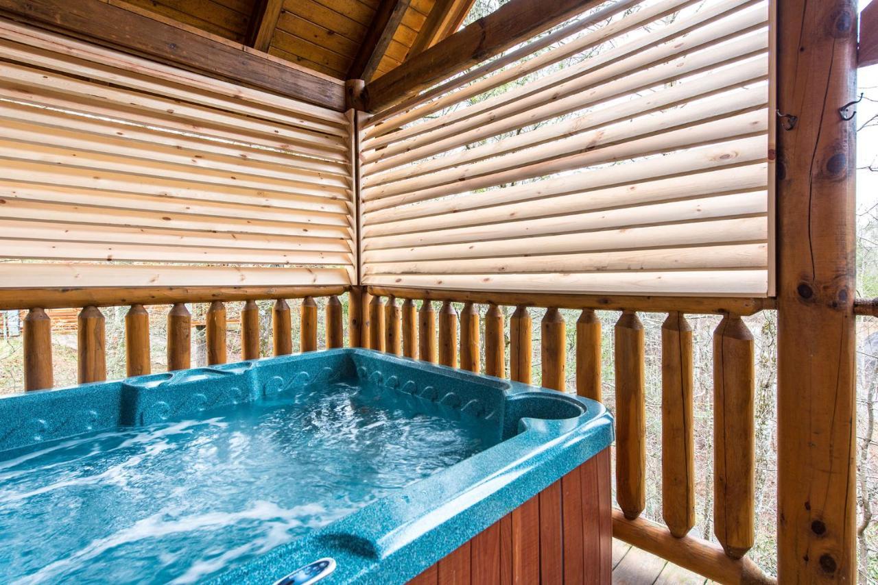 Secret Romance, 2 Bedrooms, Sleeps 8, Pool Table, Hot Tub, Arcade Gatlinburg Exterior foto