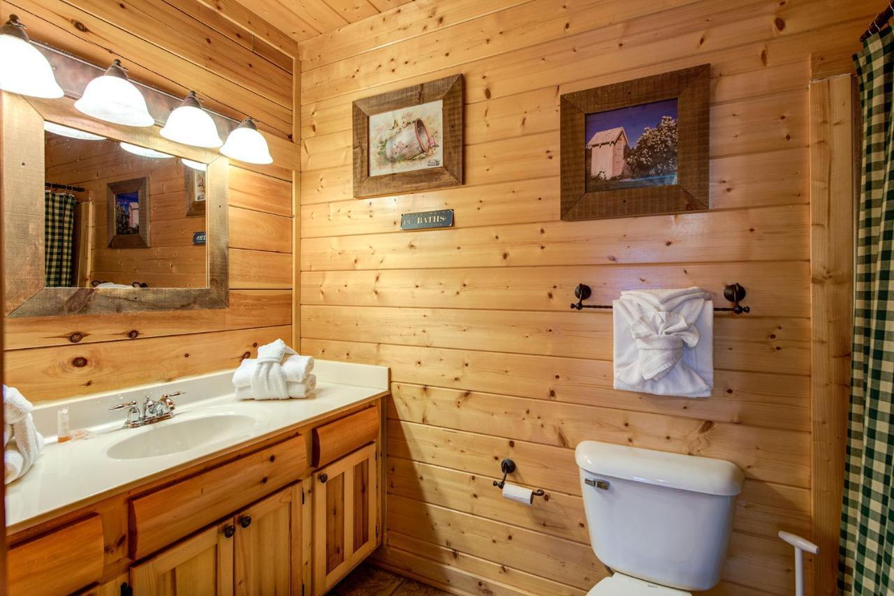Secret Romance, 2 Bedrooms, Sleeps 8, Pool Table, Hot Tub, Arcade Gatlinburg Exterior foto