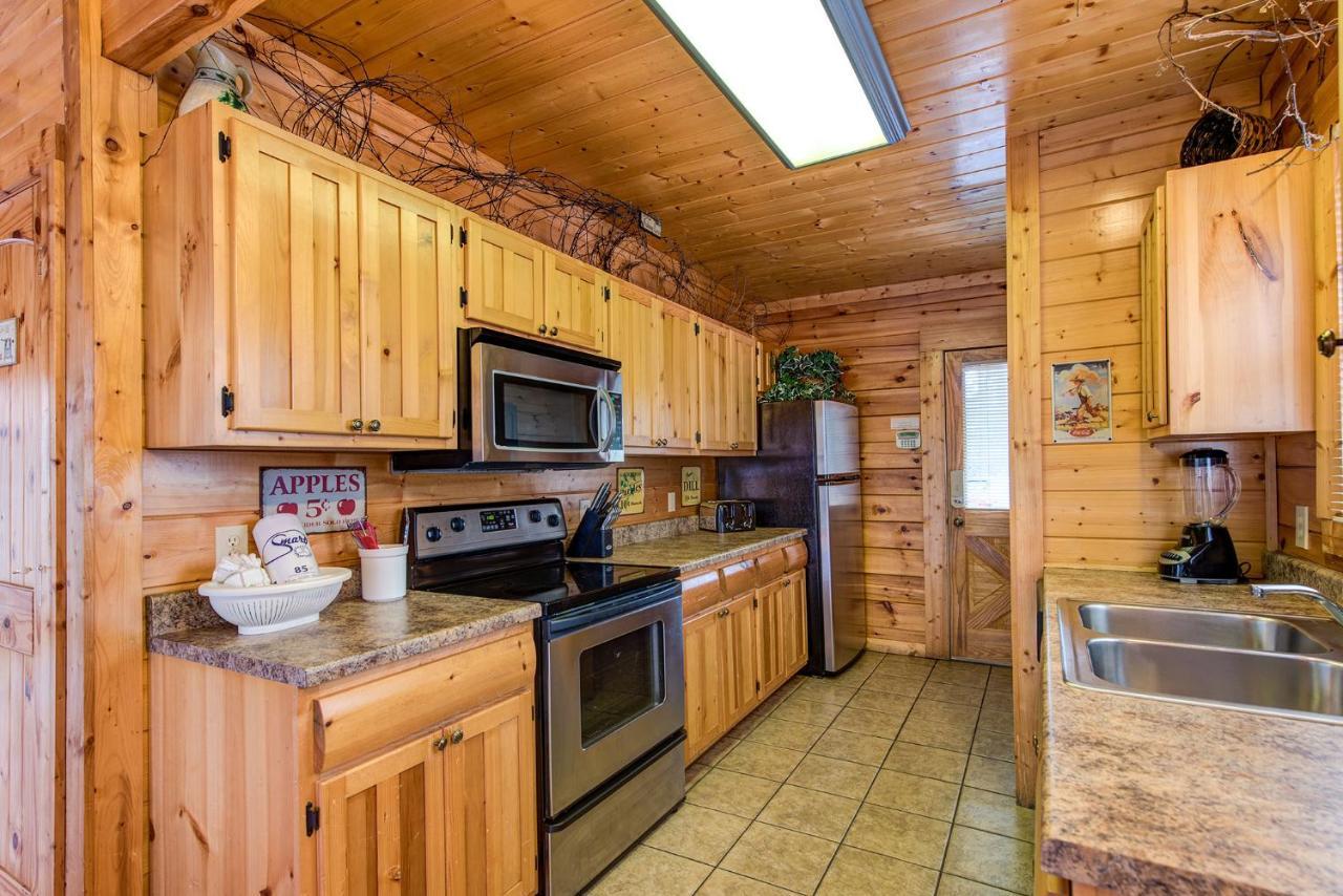 Secret Romance, 2 Bedrooms, Sleeps 8, Pool Table, Hot Tub, Arcade Gatlinburg Exterior foto