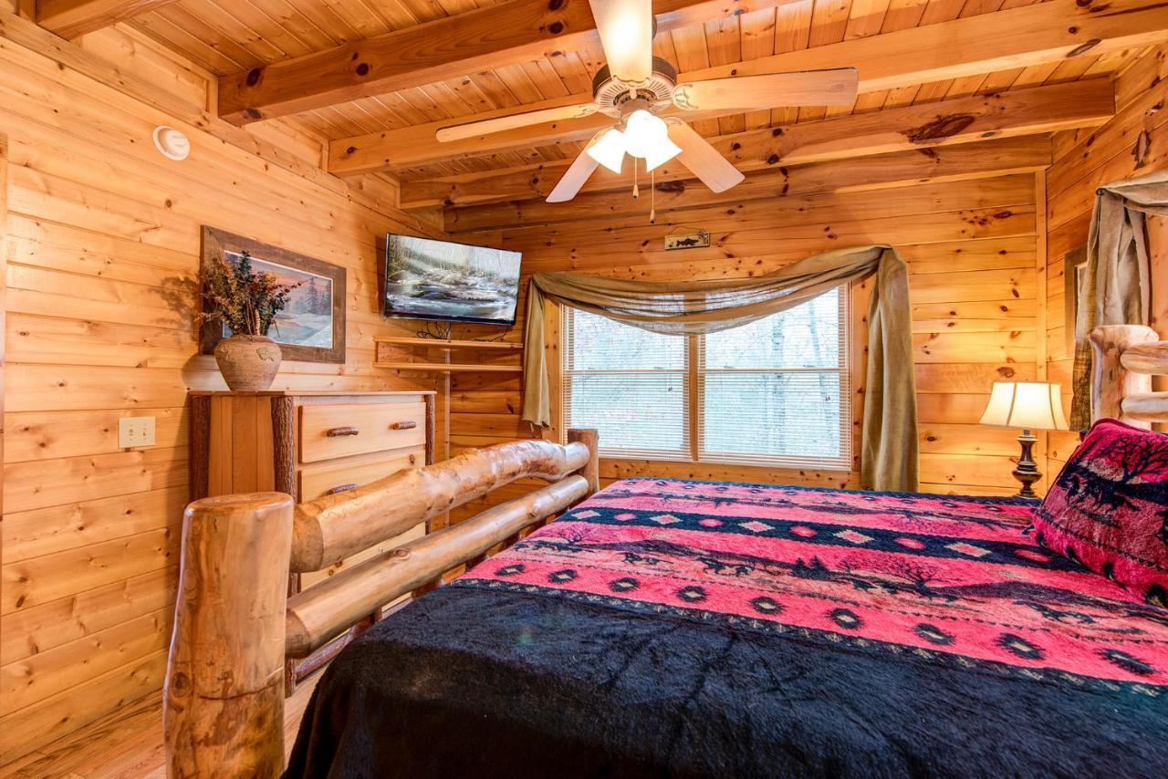 Secret Romance, 2 Bedrooms, Sleeps 8, Pool Table, Hot Tub, Arcade Gatlinburg Exterior foto